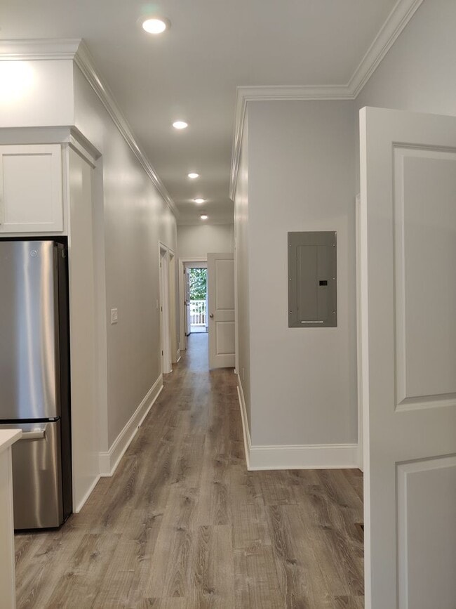 Building Photo - No Brokers Fee, No Security Deposit, In-Unit Washer and Dryer, Central Heat/AC, Heat, Parking Inc...