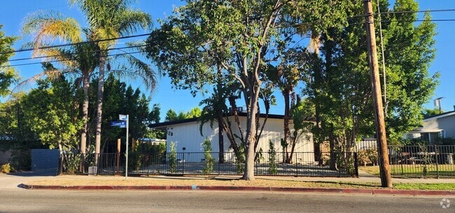 Building Photo - Oxnard Street Apartments
