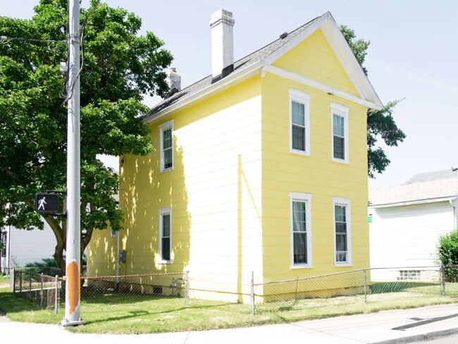 Photo - Student Housing Near the University of Dayton – Rent is $750 per bedroom (3 students), total leas...