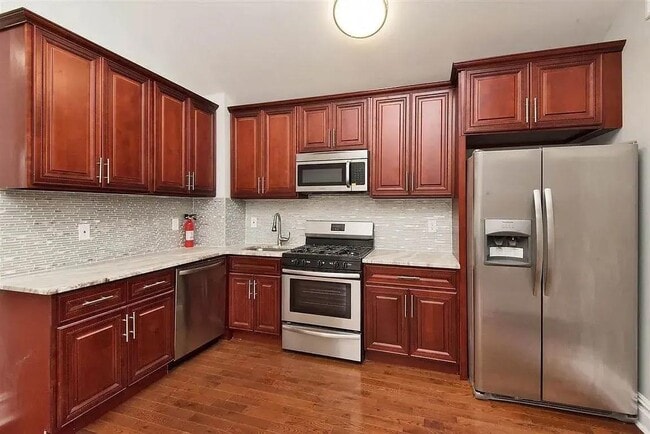 Building Photo - 28 Van Cleef St Unit 2