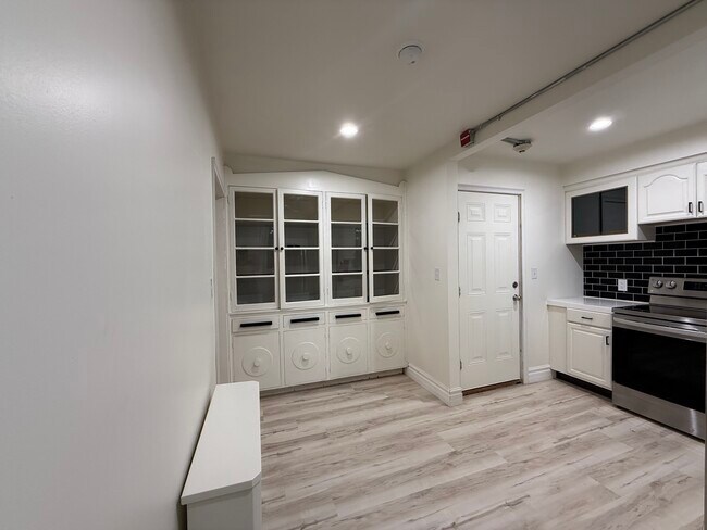 Dining room - 98 Summit St Unit 2