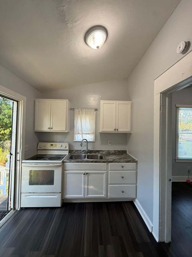 Building Photo - 1347 W 5th St Unit C