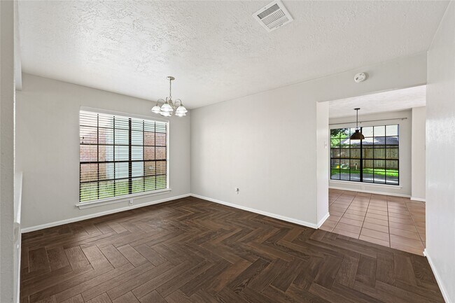 Photo - 1555 Hillside Elm St