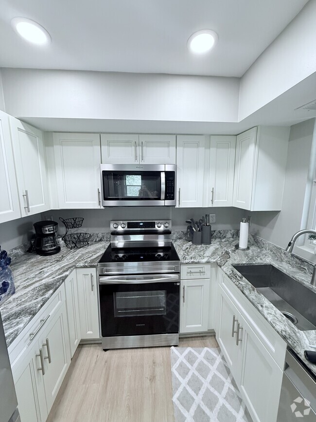 Building Photo - 1566 SE Royal Green Cir Unit Modern 2 Bed / 2 Bath Con Rental