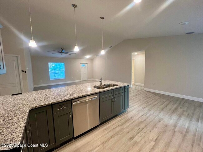 Photo - 960 Happiness Ave SW