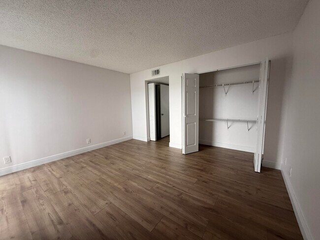 Photo - 8720 N Sherman Cir Unit 205