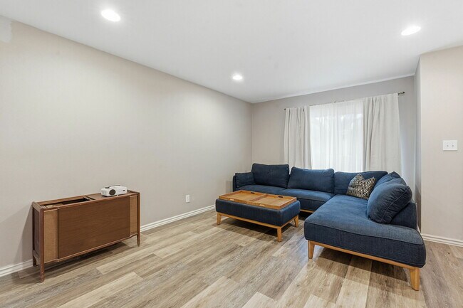 Photo - 905 Silver Quail Ln