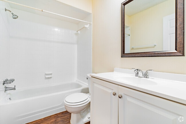 1BR, 1BA - 676SF - Bathroom