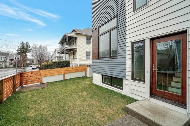 Photo - 297 Concord Ave Unidad 1