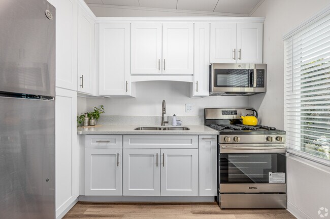 Studio, 1BA - 525SF - Kitchen