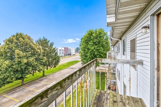1BR, 1BA - 750SF - Balcony