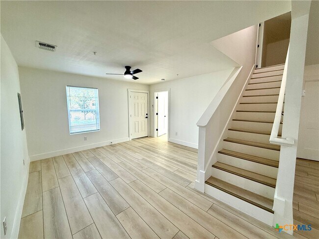 Photo - 2204 W San Antonio St Unit 1