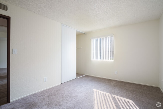 1BR, 1BA - 680SF - Bedroom - Oakwood Village