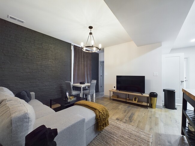 Photo - 2439 W Walton St Unit 1R