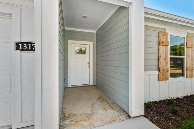 Photo - Beautiful, Brand New 4/2 in Gentry!