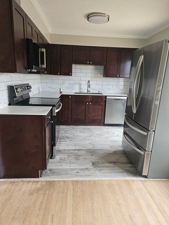 Building Photo - Spacious Bi-level home in New Albany