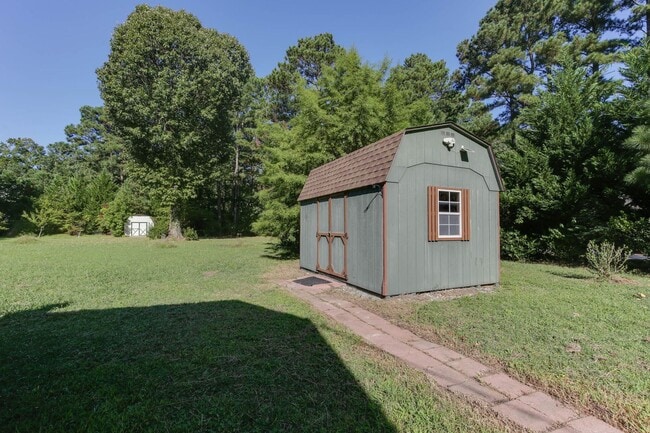 Photo - Welcome to Yorktown with a charming rural feel!