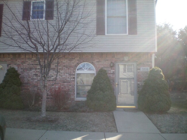Building Photo - 3 bedroom, 2.5 bath Townhome