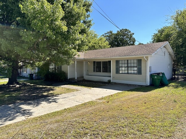 Photo - 3211 Poplar St