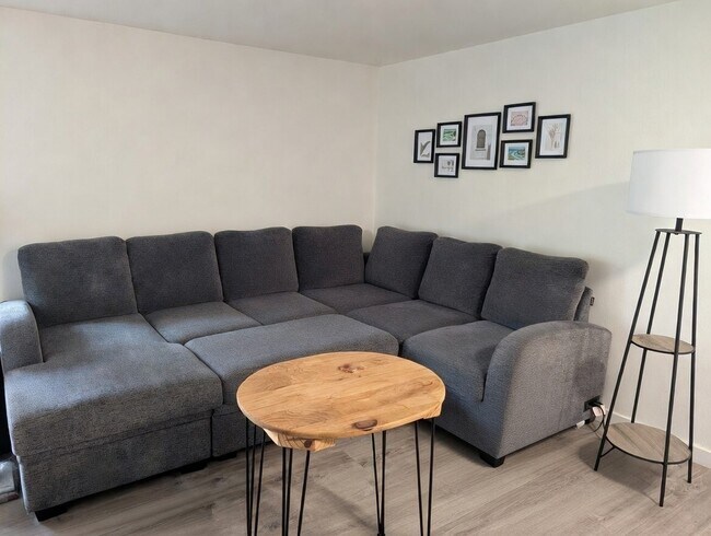 Large Living Room - 4159 38th Ave S Unidad 1