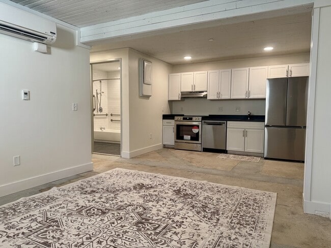 Photo - 315 W 38th St