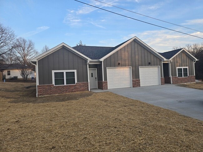 Building Photo - 3034-MF2-E5 Unit A