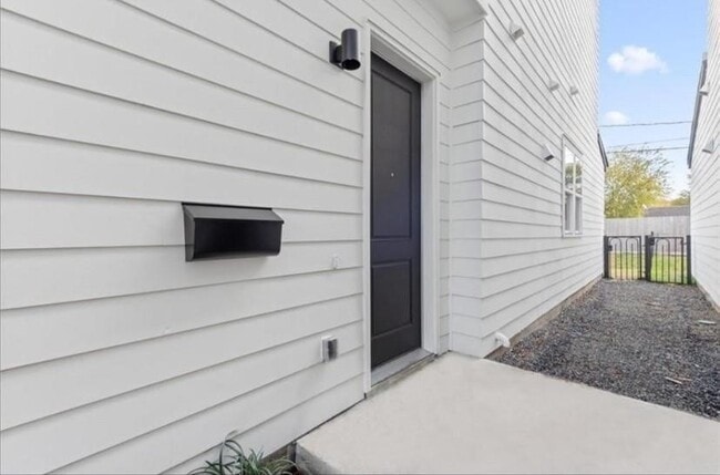 Photo - 3249 Real St