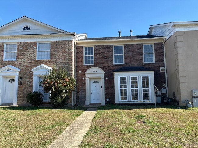 Building Photo - Spacious