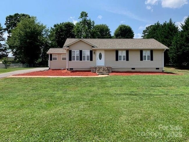 Building Photo - Move-In Ready 3BR/2BA with New Appliances ... Rental