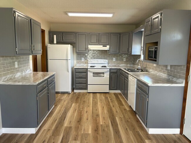 Photo - 3 Bedroom / 3 Bath Brick Home - Gray TN