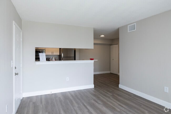 3BR, 2BA - 1050SF - Entrance