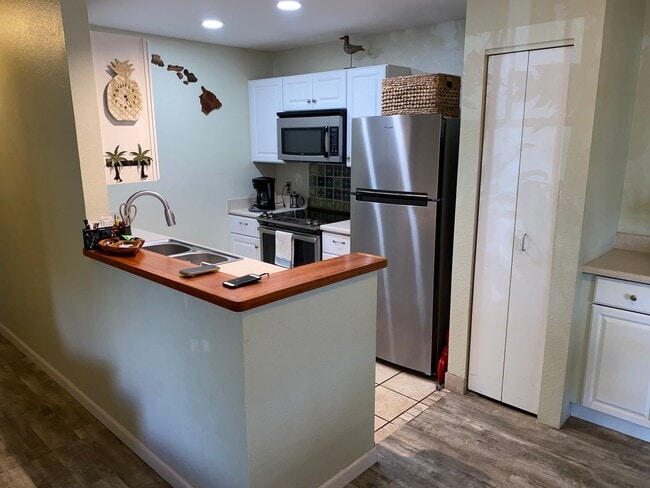 Building Photo - Nicely Furnished, tastefully remodeled, downstairs Kihei Villages with 2 designated parking spaces Unit 20-101