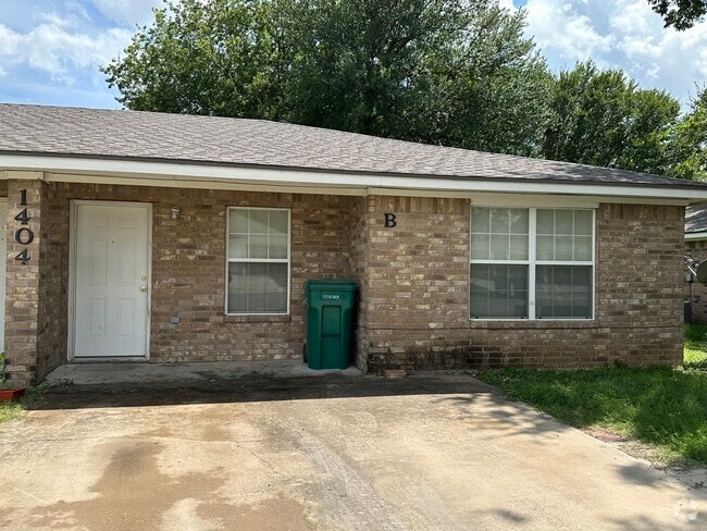 Building Photo - 1404 Natchez Trail Unit #B Rental