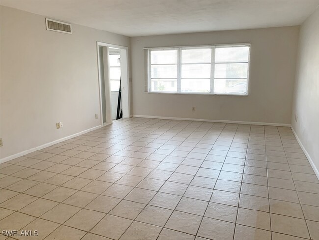 Building Photo - 4901 Victoria Dr Unit 205