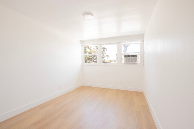 Photo - 1000 N Curson