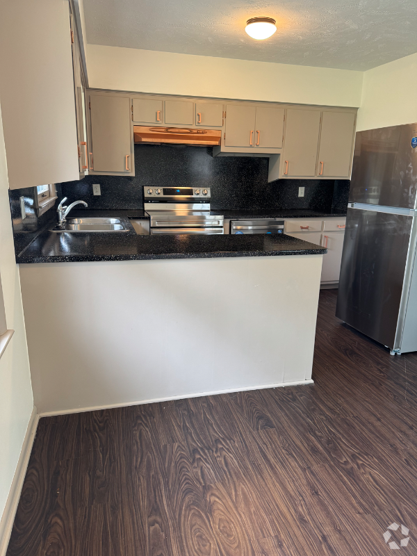 Building Photo - 727 N Beadle St Rental