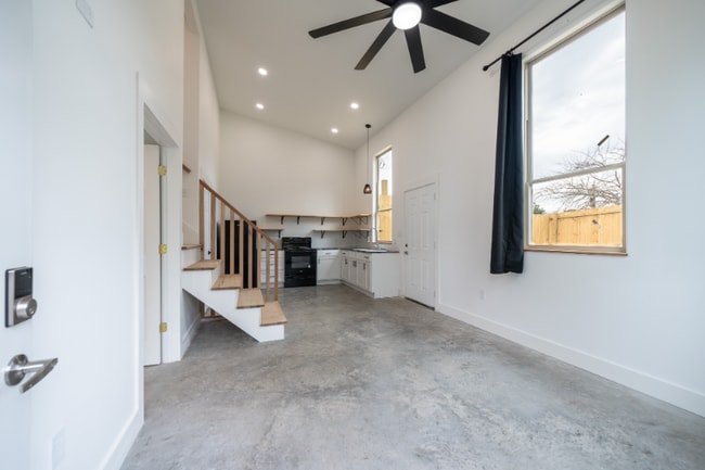 2 Earl Dr