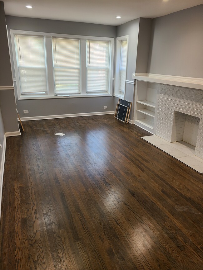 Living Room - 6418 S Eberhart Ave Unit B