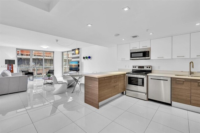 Building Photo - 9901 E Bay Harbor Dr Unit 802