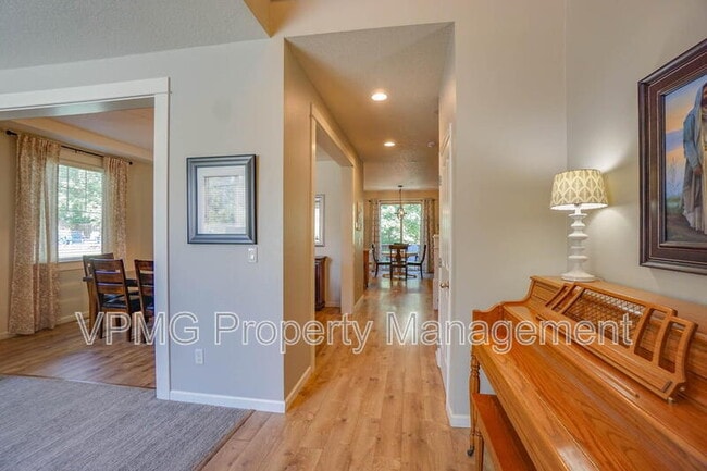 Photo - 2835 NW Hill St
