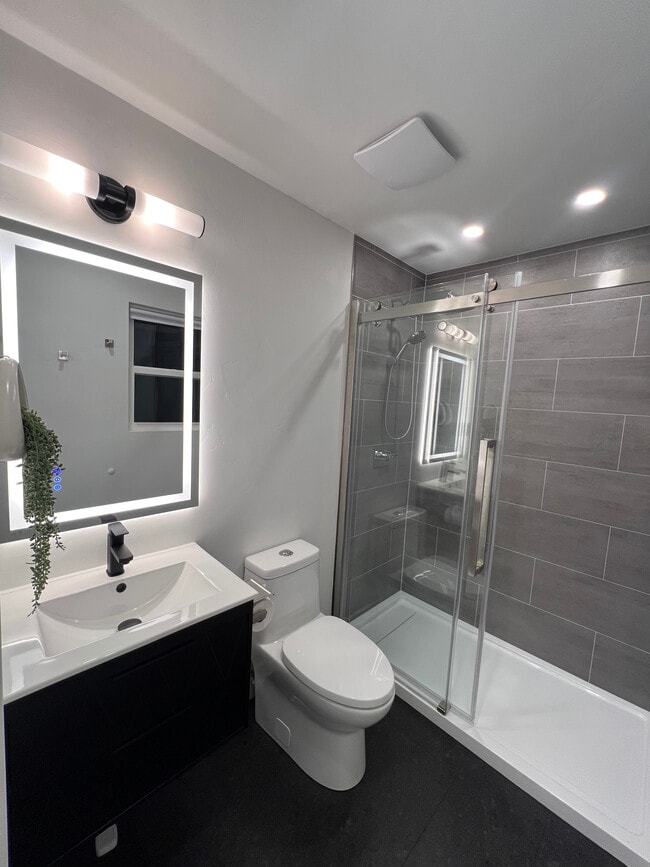 Photo - 214 W 7th St