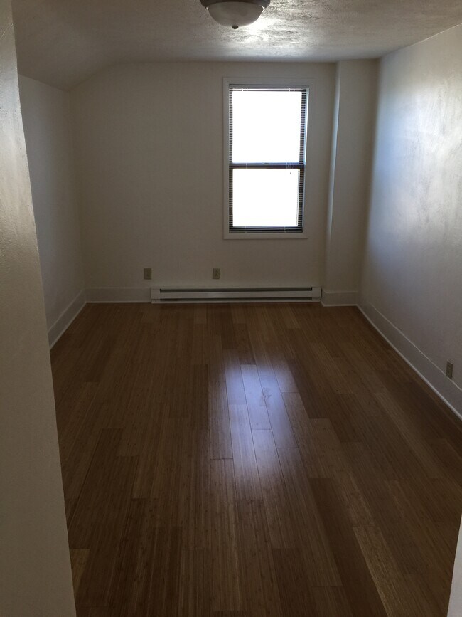 Photo - N90W16981 Appleton Ave Unit upper