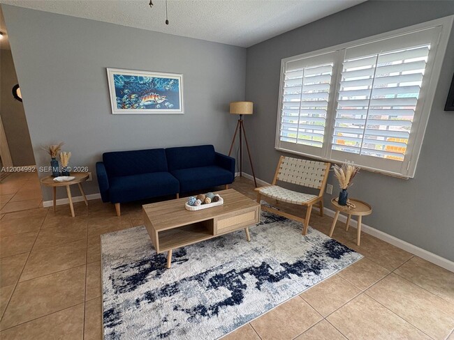 Photo - 333 Palm Cir