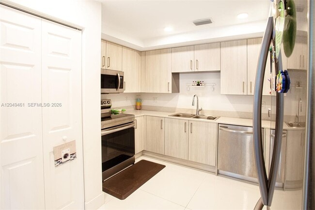 Building Photo - 10950 NW 82nd St Unit 116