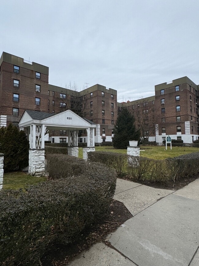 Photo - 625 Gramatan Ave