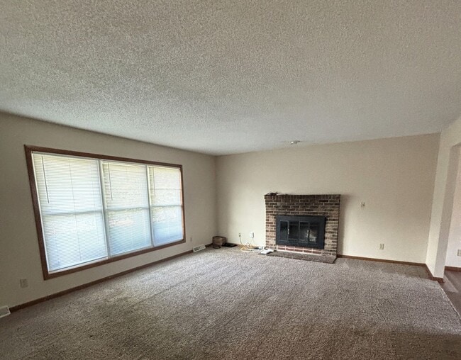 Photo - 3 Bed/ 1.5 bath Duplex for rent in desirable Waterloo location!