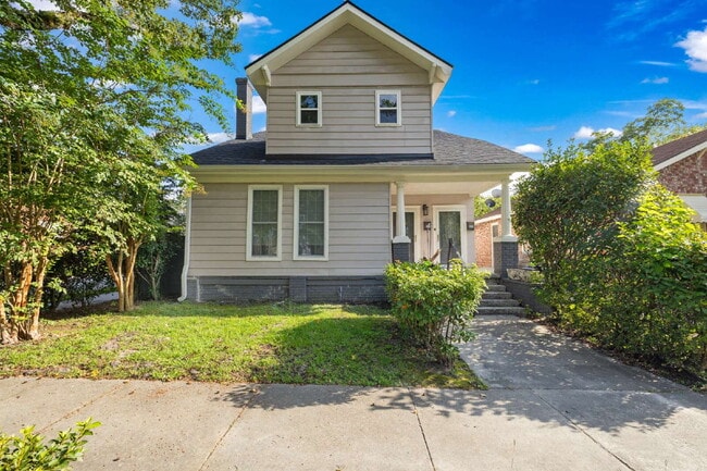 Building Photo - Renovated 3 Bed • 1.5 Bath Upstairs Unit -... Rental