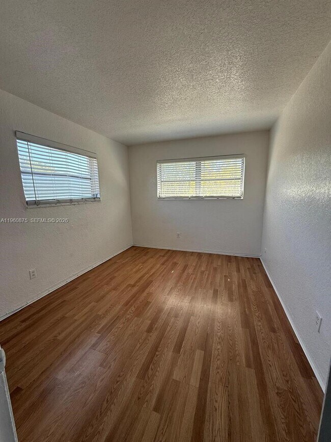 Photo - 16851 NE 18th Ave Unidad 201