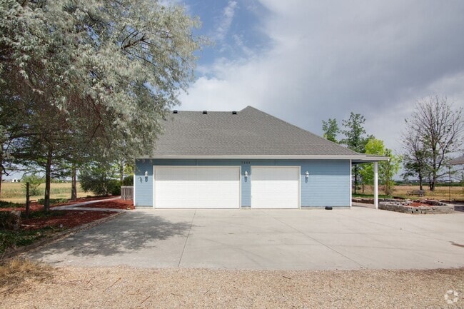 Building Photo - 3 Bedroom Farm House For Rent