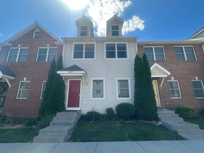 Building Photo - 4-Bedroom Townhome with Finished Basement